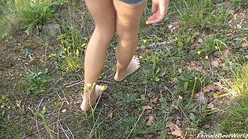 rebecca hd bf image walks barefoot 
