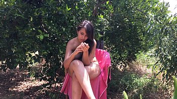 chica joven de 18 anos sentada desnuda xxzxx entre arboles 