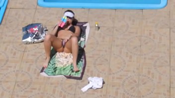 flagra safada masturbando piscina sexvedioes flagged girl masturbate on the pool 